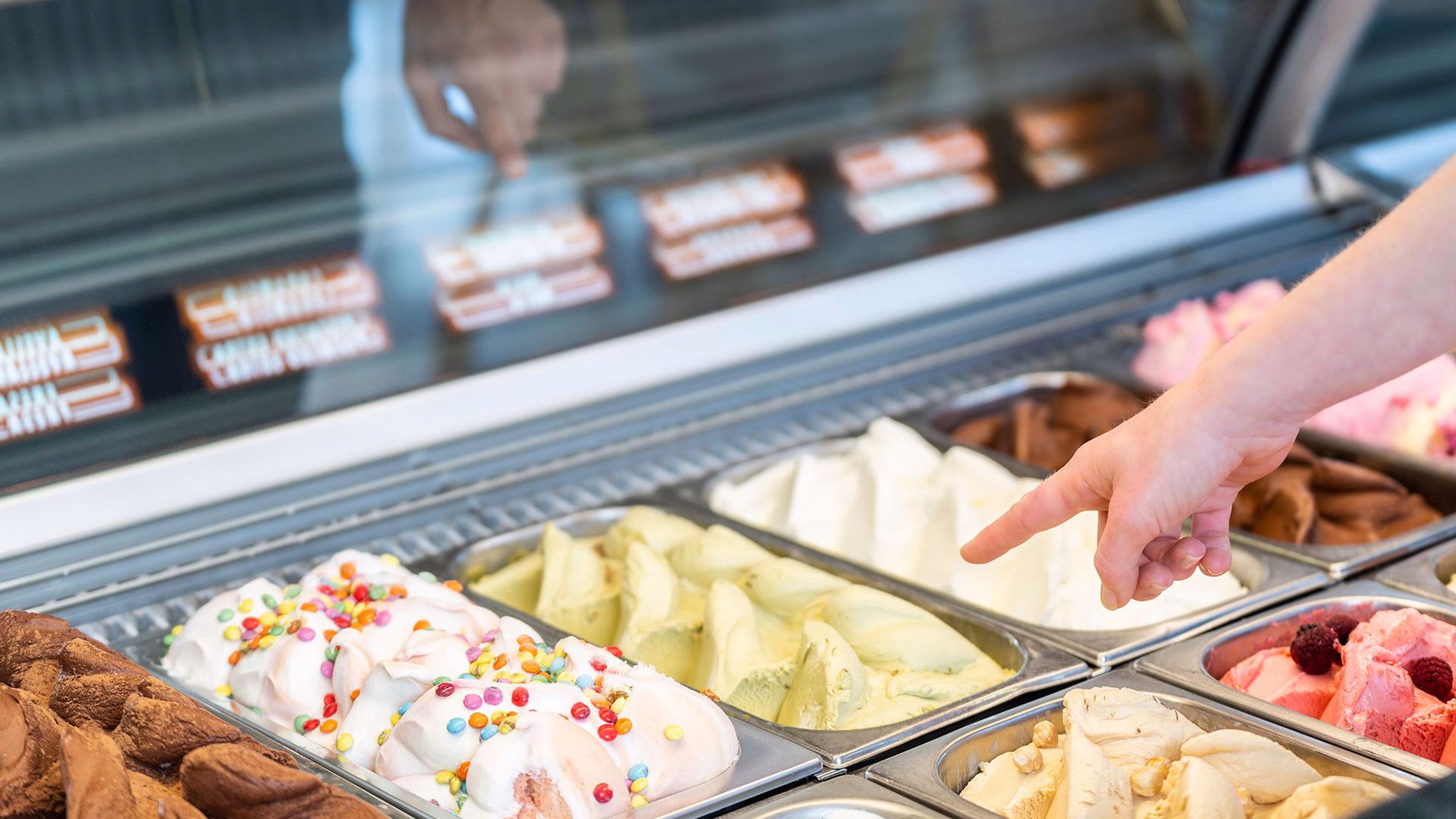 Como escolher a vitrine expositora para gelateria?
